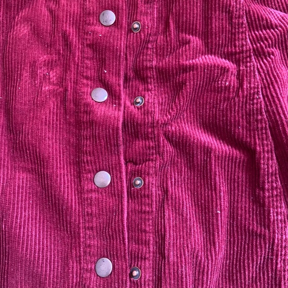 Bottom up skirt in a burgundy color, super comfy, and perfect for any occasion - Picture 2 of 3